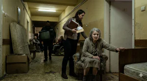 Mafia azilurilor: cum sunt furați bătrânii din centrele private de îngrijire din România în 2026